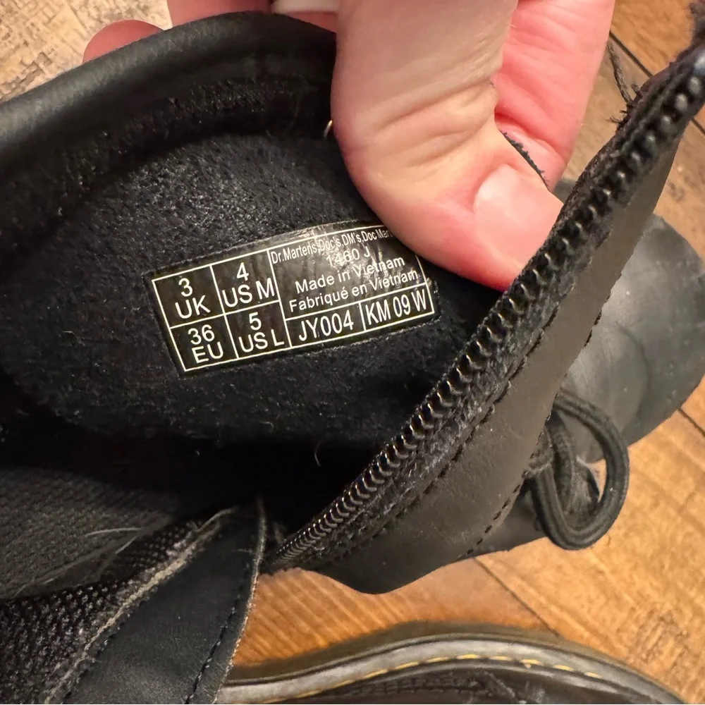 DR MARTENS 1460 Leather Lace Up‎ Boots